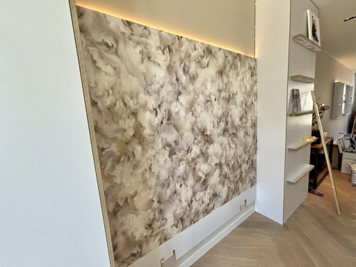 Zijde behang van Arte Moderne muur met een marmerpatroon en sfeerverlichting aan de bovenrand.