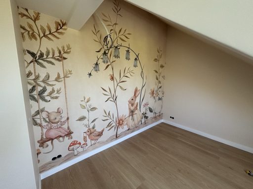 Behang en schilderwerkzaamheden Wanddecoratie met planten en dieren in zachte kleuren tegen een lichte achtergrond.